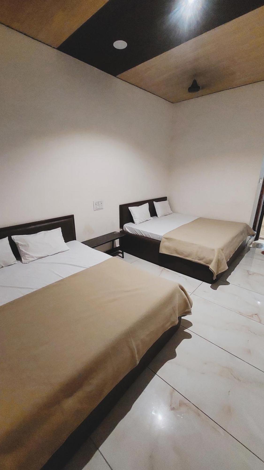 Hotel Prakash Palace Uddzsaín Kültér fotó